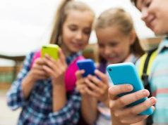 Zakaz telefonów w szkołach. Ta czynność utrudnia naukę