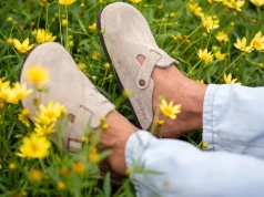 Te zamszowe klapki mule za 79,99 zł to nowość od Sinsay. Wyglądają jak Birkenstock