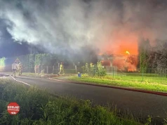 Nocny pożar w Zieleniewie niedaleko Stargardu. Ogień z garażu przeniósł się na dach domu