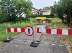 Kładka nad Wątokiem nieczynna. Piesi nie kryją zaskoczenia…