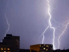 W czasie burzy odłączasz sprzęt od prądu? Ekspert wyjaśnia czy to konieczne