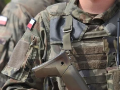 Pijany żołnierz skakał po zaparkowanych radiowozach. Uszkodził drzwi do komendy policji