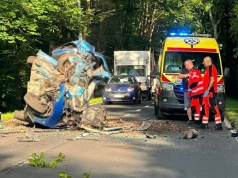 Ciężki wypadek na DK94 w Bytomiu. Peugeot uderzył w drzewo, droga była zablokowana