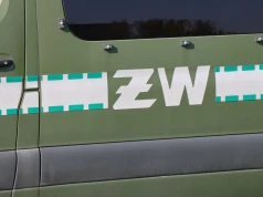 Uszkodzone radiowozy, pojazdy i drzwi komisariatu. Zatrzymano żołnierza z Małopolski