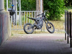 Poranny pościg w Lublinie. 25-latek na elektrycznym skuterze uderzył w policyjny motocykl