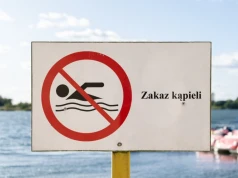 Pięć kąpielisk nad Bałtykiem zamkniętych. Plażowicze zobaczyli czerwone flagi