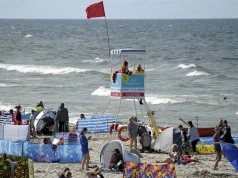 Bałtyckie plaże w czerwonych flagach. Zamknięto 130 kąpielisk