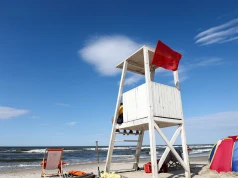 Czerwone flagi na plażach nad Bałtykiem. Zamkniętych jest około 130 kąpielisk