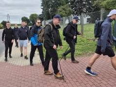Alumni diecezji kaliskiej wraz z przełożonymi i biskupem Brylem pielgrzymowali pieszo w intencji powołań