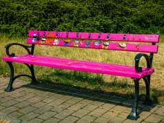 Przy beboczce Biustynce stanęła wyjątkowa różowa ławeczka. Przypomina o profilaktyce i daje nadzieję w walce z chorobą