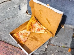 Gdzie wyrzucić karton po pizzy? Łatwo popełnić błąd przy niebieskim koszu