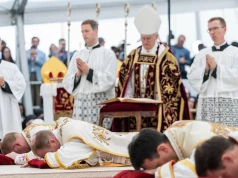 Bractwo wyświęciło biskupów. Obrona zasady dogmatycznej. Kardynał mówi o dialogu