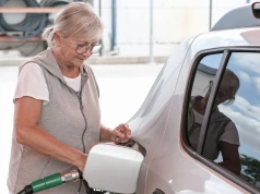 Seniorzy zatankują taniej. Mało kto wie, że dzięki tej karcie mają zniżkę