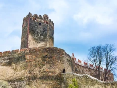 Rzut beretem od Wrocławia. Zamek z niezwykłą wieżą idealny na letni wypad