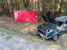 Tragiczny wypadek o świcie. Są ofiara i ranni, policja szuka jednej osoby
