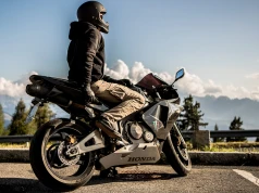 Trzydzieści cztery stopnie w cieniu, czyli nie tylko motocyklista staje się gorszy…