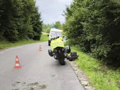 Zderzenie motocykla z rowerem. Poszkodowane trzy osoby