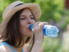 Woda gazowana czy niegazowana? Która naprawdę lepiej gasi pragnienie?