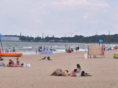 Zakaz kąpieli w Bałtyku. Czerwone flagi na plażach. LISTA