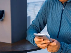 Ładujesz tak telefon na dworcu i lotnisku? Prosisz się o kłopoty