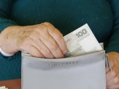 Seniorzy dostaną dodatkowe pieniądze z ZUS. Powodem jest podeszły wiek