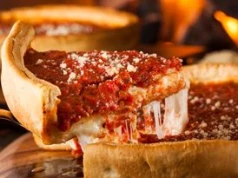 Włosi chwytają się za głowę, a Amerykanie są zachwyceni. Poznaj pizzę Chicago
