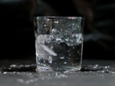 Mandat 500 zł za sprzedaż butelki wody i niewydanie paragonu. Szef KAS wydał oświadczenie po fali krytyki