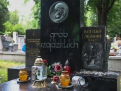 Nagrobek ukraińskiego pisarza wśród zniszczonych pomników na Cmentarzu Rakowickim