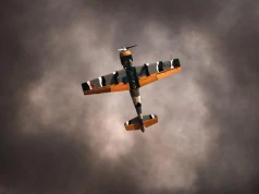Podniebna symfonia nad Piotrkowem: trwa FlyFest 2026! Widowiskowy festiwal lotniczy z tytułem „Najlepsze z Łódzkiego”