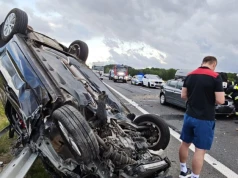 Groźny wypadek na trasie S8. Jeden z samochodów dachował, sprawca prawdopodobnie zasnął za kierownicą