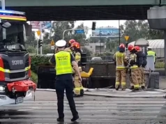 Wypadek w Warszawie. Autobus wjechał do przejścia podziemnego