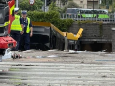 Warszawa. Autobus zderzył się z samochodami i wjechał do przejścia podziemnego