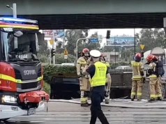Kierowca autobusu taranował auta w Warszawie. Wpadł w przejście podziemne