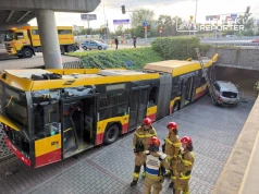Autobus miejski staranował tramwaj i kilkanaście aut na Ochocie. Następnie wpadł do podziemnego przejścia dla pieszych!