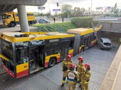 Warszawa: Autobus miejski staranował tramwaj i kilkanaście aut na Ochocie