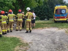 Dramatyczny wypadek na Podkarpaciu. Kobieta przygnieciona do ściany przez samochód