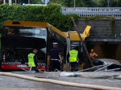 Groźny wypadek w Warszawie. Autobus staranował auta i wjechał do przejścia podziemnego