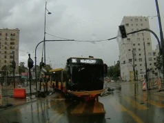 Wypadek autobusu w Warszawie. Zaskakujące nagranie z jazdy