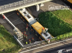 Rozpędzony autobus miejski taranował pojazdy na Ochocie. “Nie działały hamulce” – twierdzi kierowca