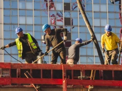 Te stanowiska w budownictwie są dziś najbardziej poszukiwane. Zarobki sięgają 36 tys. zł