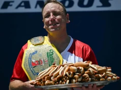 Zjadł 66 hot dogów w 10 minut i obronił „Pas Musztardowy”
