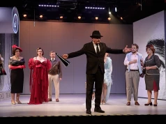 W spektaklu „Dyrektor teatru” spotykają się aktorzy dramatyczni i śpiewacy operowi. Arie Mozarta sąsiadują z popularnymi włoskimi przebojami