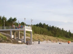 Plaża bez parawanów z platformą widokową. To dobre miejsce na urlop