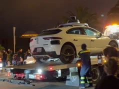 Parędziesiąt Waymo znowu zawiesiło się na ulicach San Francisco . Pasażerowie (w tym dzieci) uwięzieni w środku