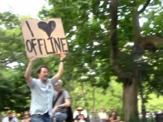 Nowy bunt przeciwko maszynom. Pokolenie Z uczy się życia bez smartfonów na festiwalu w Nowym Jorku