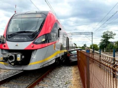81-latek wjechał na przejazd mimo czerwonego światła. Pociąg uderzył w samochód