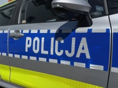 Pijany kierowca uderzył w latarnie. Potem pieszo uciekał przed policją