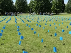 800 flag dla 800 pacjentów z tą rzadką chorobą. Symbol solidarności i apel o szybką diagnostykę