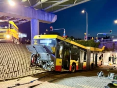 Nieoficjalne przyczyny wypadku autobusu w Warszawie. Pojazd jechał tak, jakby cały czas miał wciśnięty gaz, w sieci pojawiło się nagranie