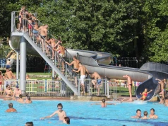 Tłumy na odkrytych pływalniach. Panorama i Start z rekordową frekwencją